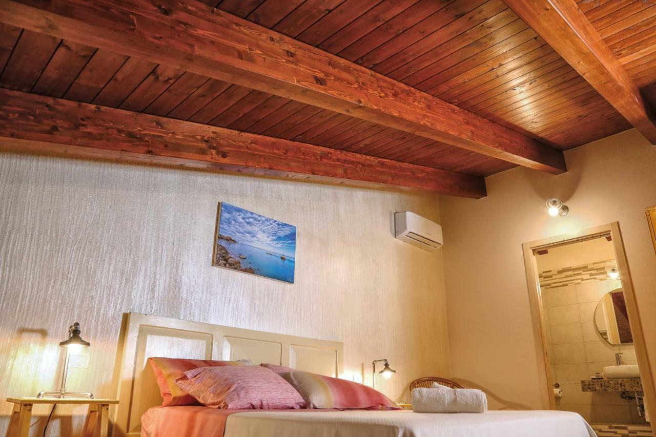 Le Mansardine Bed & Breakfast วาสโต ภายนอก รูปภาพ